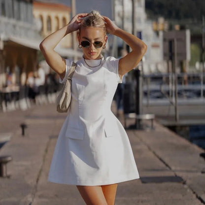 Robe Mini Élégante portée vue complète - Maison Tanger