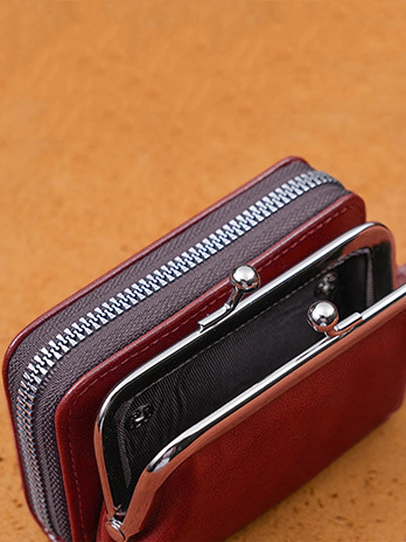 Portefeuille compact Yasmina — détail de la dragonne