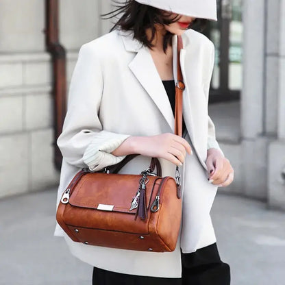 Sac Boston Zahra avec fermeture zippée et pompon — vue de face