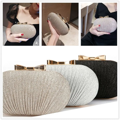 Pochette Noor portée avec chaîne épaule