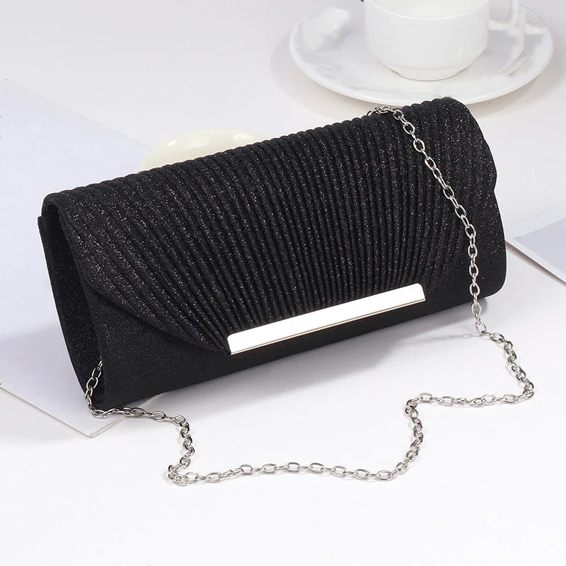 Pochette Farah — vue 2, portée à l'épaule avec la chaîne