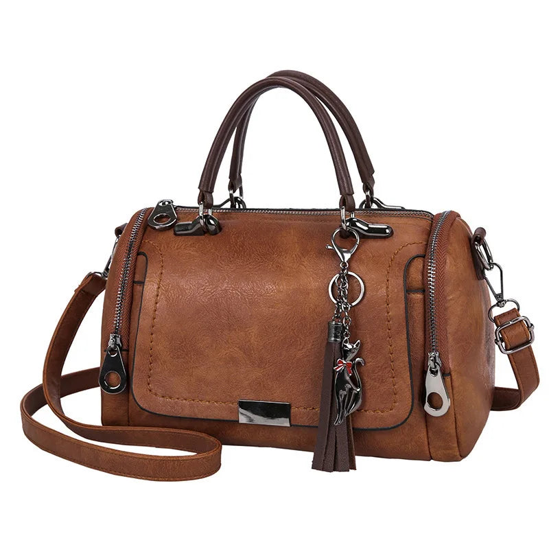Sac Boston grande capacité Zahra en simili cuir PU avec pompon — vue principale