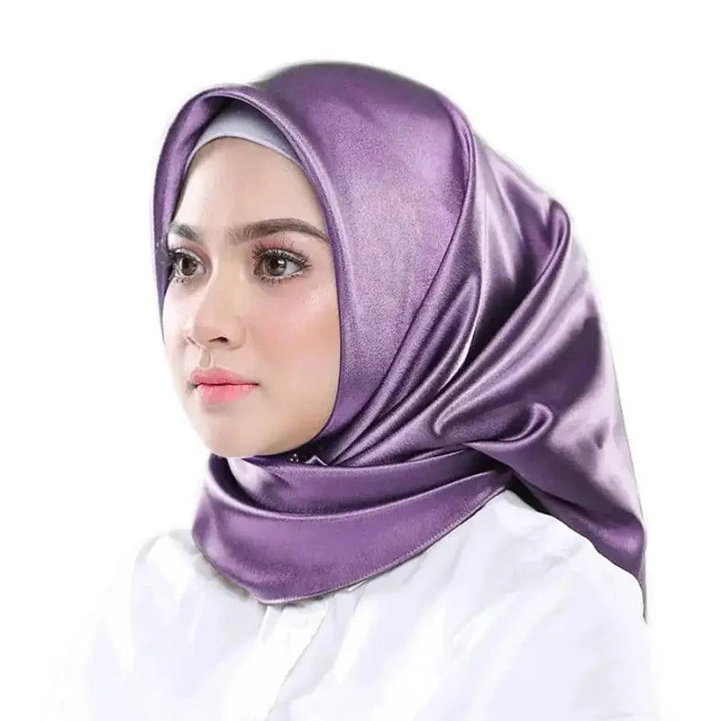 Sahara — carré satin noué sur les cheveux