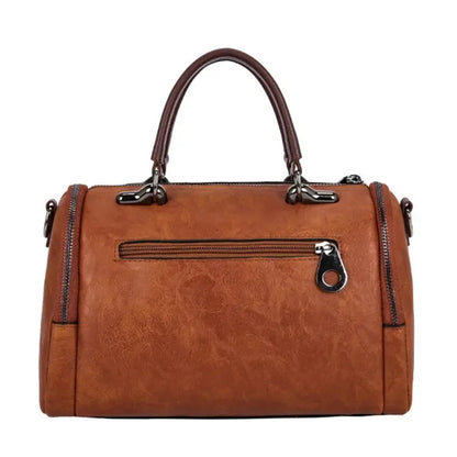 Sac Boston Zahra en simili cuir PU — détail du pompon