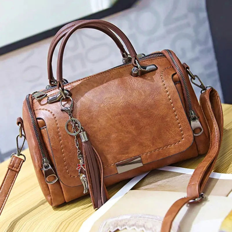 Sac Boston Zahra — détail de la matière simili cuir PU